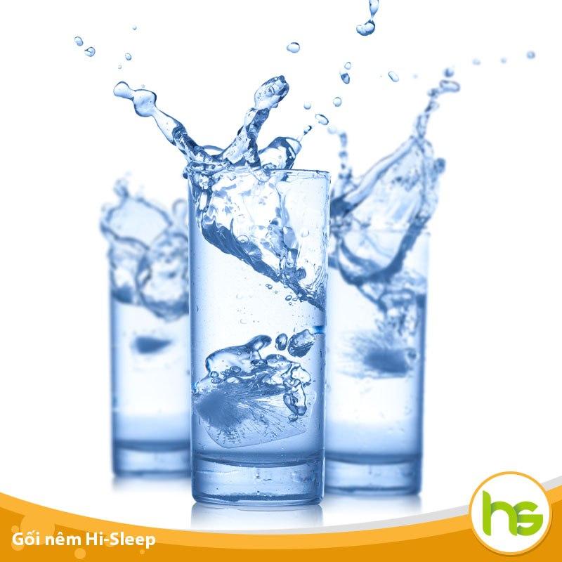 Người bị trào ngược dạ dày nên uống nước lọc thường xuyên